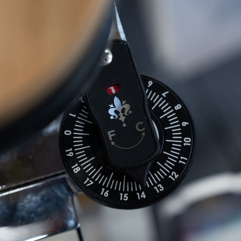 very close up image to show detail on the Eureka Oro Mignon Single Dose Pro Grinder dial