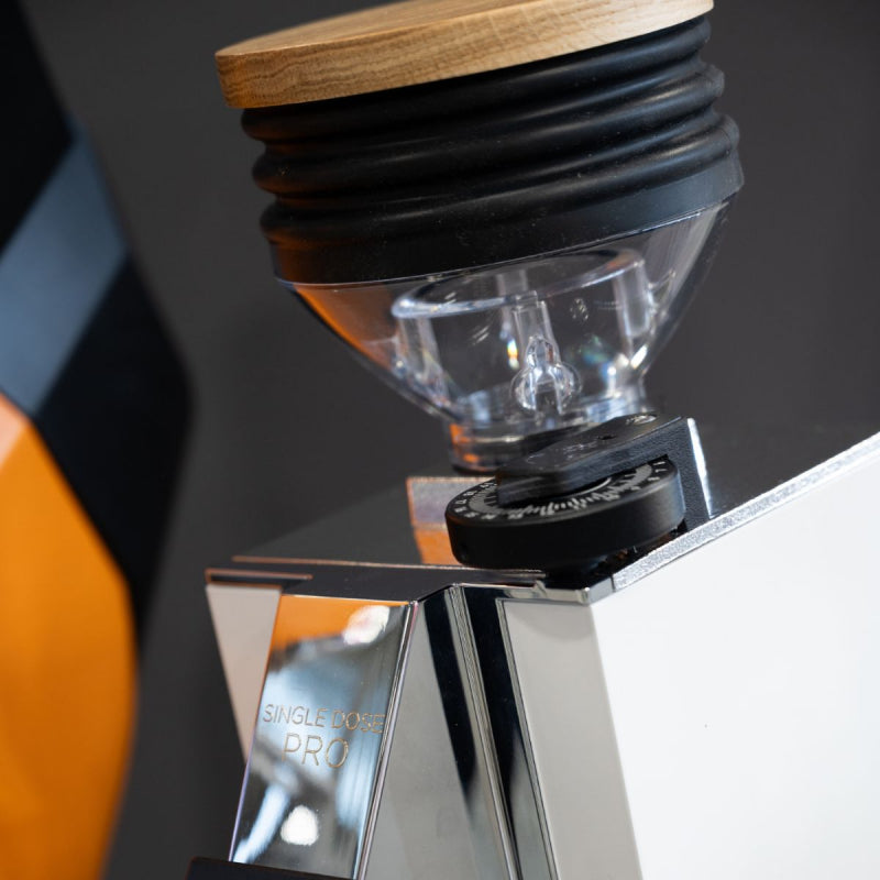 close up of the dial on the Eureka Oro Mignon Single Dose Pro Grinder