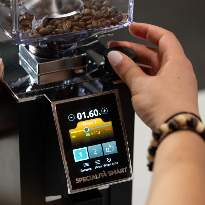 close up of screen on the Eureka Mignon Specialita Smart Coffee Grinder on kitchen work surface